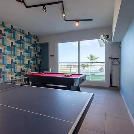 The Sea-bank Apartment *