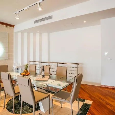 The Sea-bank Apartment *